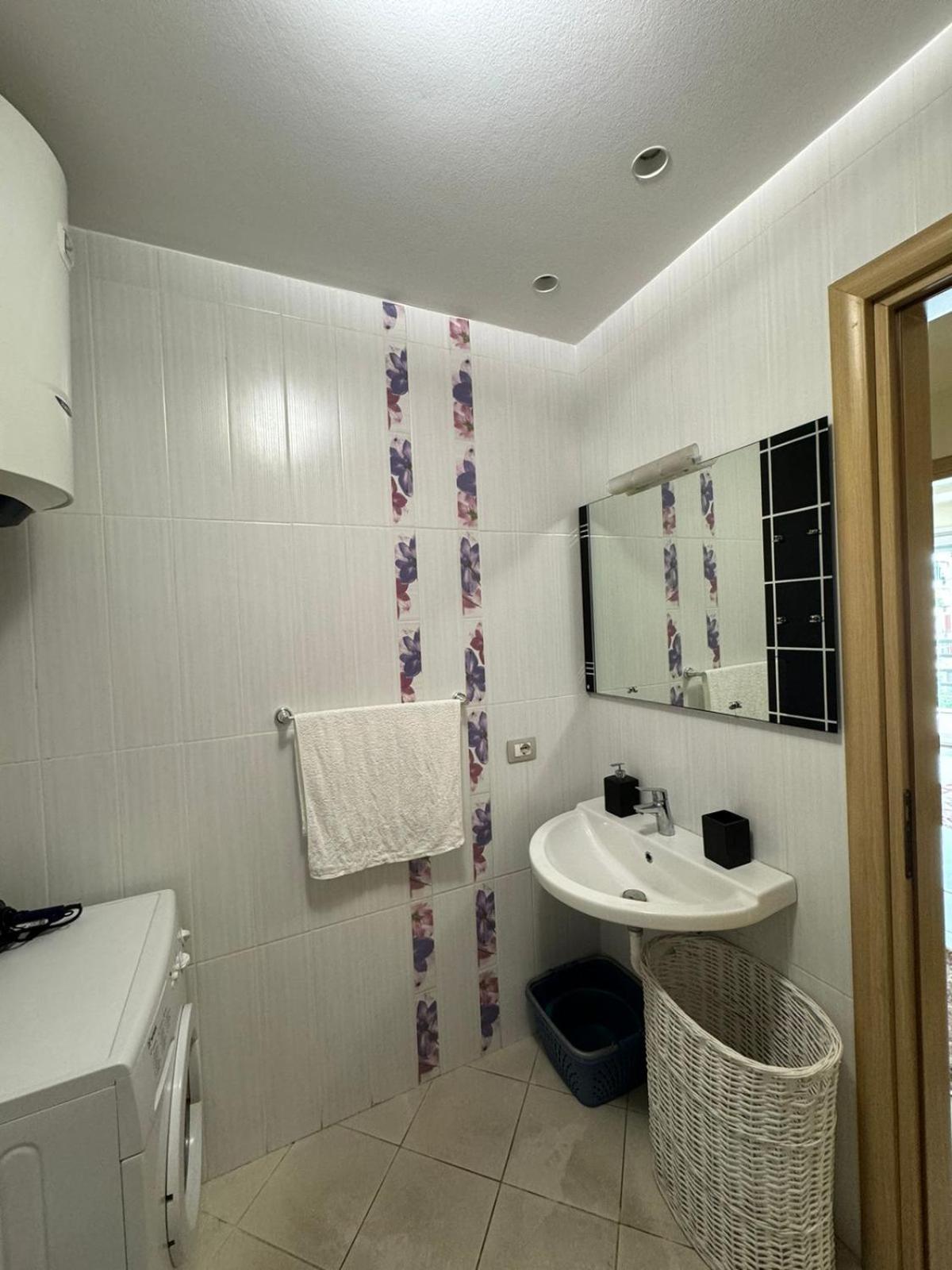 Diem Apartment Near Pazari I Ri 地拉那 外观 照片